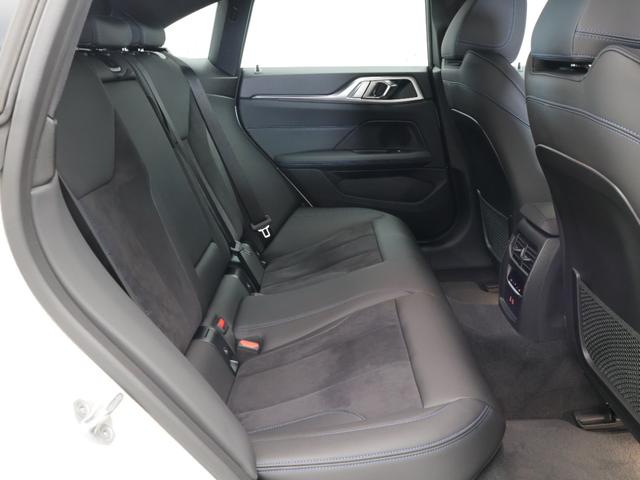 ｉ４ ｅＤｒｉｖｅ　３５　Ｍスポーツ　認定中古車　２年保証　１８インチＡＷ　アクティブクルーズコントロール　リヤカメラ　前後センサー　ＬＥＤ　ヘッドアップディスプレイ　衝突軽減　車線逸脱　フロントシートヒーター　コンフォートアクセス（14枚目）