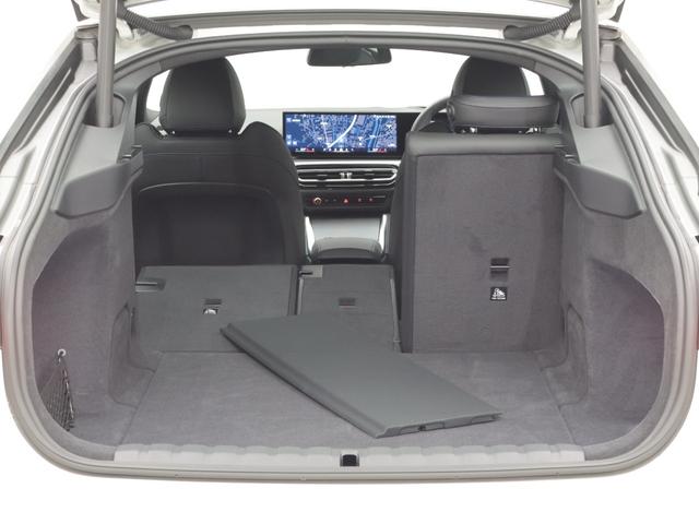 ｉ４ ｅＤｒｉｖｅ　３５　Ｍスポーツ　認定中古車　２年保証　１８インチＡＷ　アクティブクルーズコントロール　リヤカメラ　前後センサー　ＬＥＤ　ヘッドアップディスプレイ　衝突軽減　車線逸脱　フロントシートヒーター　コンフォートアクセス（17枚目）