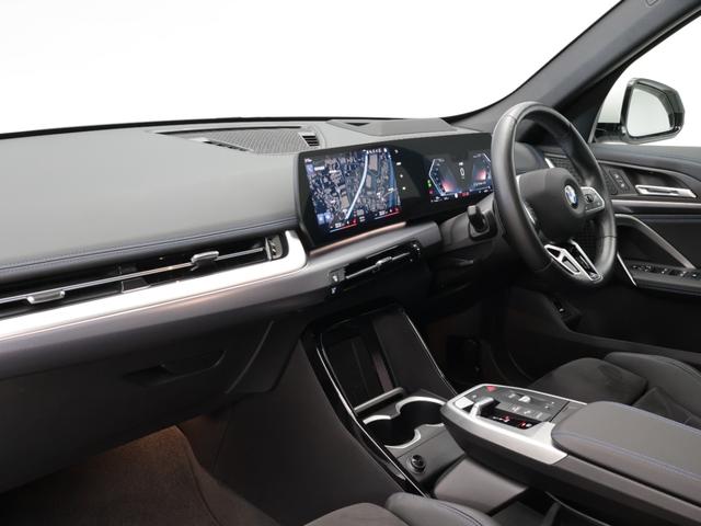 Ｘ１ ｘＤｒｉｖｅ　２０ｉ　Ｍスポーツ　認定中古車　２年保証　パノラマサンルーフ　１８インチＡＷ　アクティブクルーズコントロール　全周囲カメラ　前後センサー　パドルシフト　ヘッドアップディスプレイ　アダプティブＬＥＤ　衝突軽減　車線逸脱（4枚目）