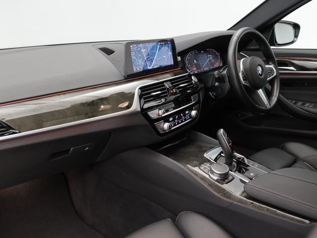 ５シリーズ ５４０ｉ　ｘＤｒｉｖｅツーリング　Ｍスポーツ　認定中古車　２年保証　パノラマサンルーフ　レザーシート　１９インチＡＷ　アクティブクルーズコントロール　Ｈａｒｍａｎ／Ｋａｒｄｏｎ　ヘッドアップディスプレイ　全周囲カメラ　アダプティブＬＥＤ　衝突軽減（4枚目）