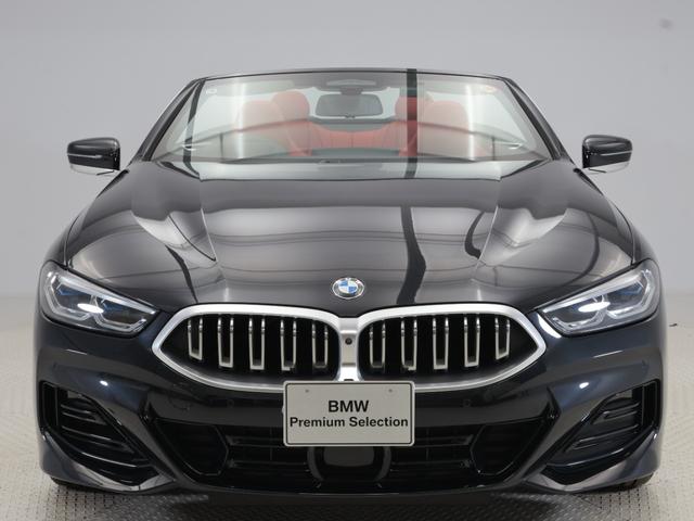 ８シリーズ ８４０ｉ　カブリオレ　エクスクルーシブ　Ｍスポーツ　認定中古車　２年保証　フィオナレッドレザー　２０インチＡＷ　アクティブクルーズコントロールＨａｒｍａｎ／Ｋａｒｄｏｎ　ヘッドアップディスプレイ　全周囲カメラ　レーザーライト　衝突軽減　電動リヤゲート（3枚目）