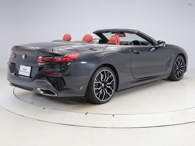 ８シリーズ ８４０ｉ　カブリオレ　エクスクルーシブ　Ｍスポーツ　認定中古車　２年保証　フィオナレッドレザー　２０インチＡＷ　アクティブクルーズコントロールＨａｒｍａｎ／Ｋａｒｄｏｎ　ヘッドアップディスプレイ　全周囲カメラ　レーザーライト　衝突軽減　電動リヤゲート（9枚目）