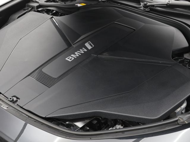 ｉ７ ｘＤｒｉｖｅ　６０　エクセレンス　認定中古車　２年保証　リヤエンターテイメント　パノラマルーフ　２０インチＡＷ　オットマン　レザーシート　アクティブクルーズコントロール　Ｂ＆Ｗサウンドシステム　全周囲カメラ　衝突軽減　車線逸脱（5枚目）