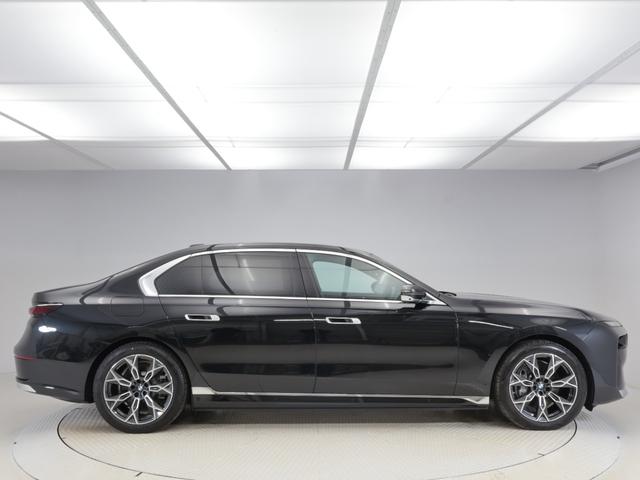 ｉ７ ｘＤｒｉｖｅ　６０　エクセレンス　認定中古車　２年保証　リヤエンターテイメント　パノラマルーフ　２０インチＡＷ　オットマン　レザーシート　アクティブクルーズコントロール　Ｂ＆Ｗサウンドシステム　全周囲カメラ　衝突軽減　車線逸脱（6枚目）