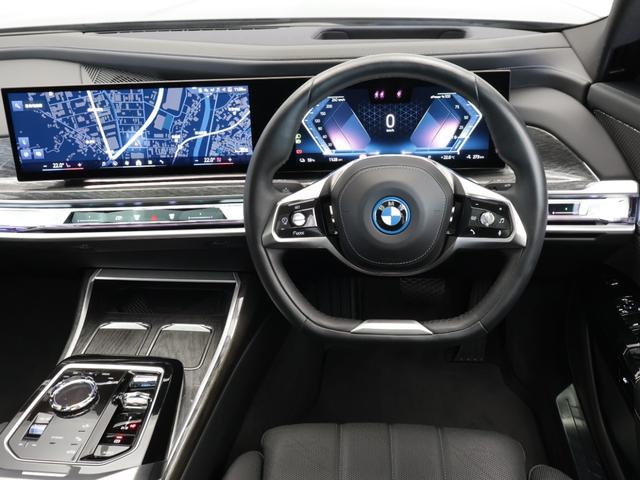 ｉ７ ｘＤｒｉｖｅ　６０　エクセレンス　認定中古車　２年保証　リヤエンターテイメント　パノラマルーフ　２０インチＡＷ　オットマン　レザーシート　アクティブクルーズコントロール　Ｂ＆Ｗサウンドシステム　全周囲カメラ　衝突軽減　車線逸脱（11枚目）