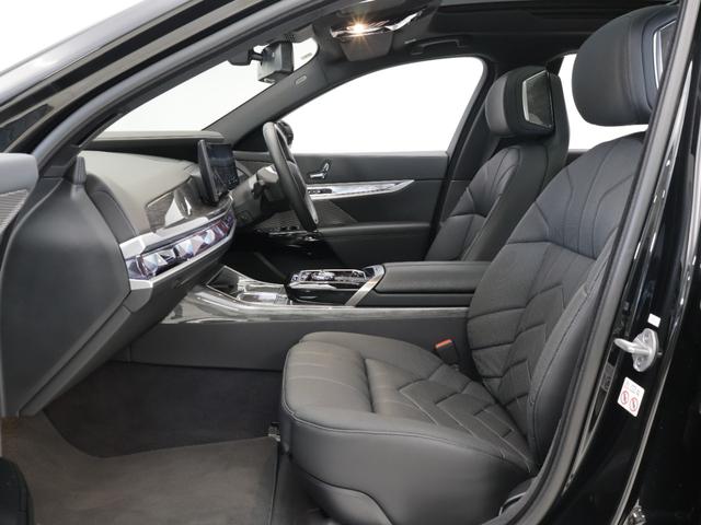 ｉ７ ｘＤｒｉｖｅ　６０　エクセレンス　認定中古車　２年保証　リヤエンターテイメント　パノラマルーフ　２０インチＡＷ　オットマン　レザーシート　アクティブクルーズコントロール　Ｂ＆Ｗサウンドシステム　全周囲カメラ　衝突軽減　車線逸脱（13枚目）