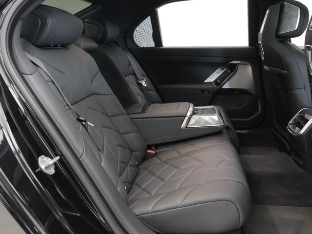 ｉ７ ｘＤｒｉｖｅ　６０　エクセレンス　認定中古車　２年保証　リヤエンターテイメント　パノラマルーフ　２０インチＡＷ　オットマン　レザーシート　アクティブクルーズコントロール　Ｂ＆Ｗサウンドシステム　全周囲カメラ　衝突軽減　車線逸脱（14枚目）