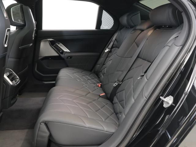 ｉ７ ｘＤｒｉｖｅ　６０　エクセレンス　認定中古車　２年保証　リヤエンターテイメント　パノラマルーフ　２０インチＡＷ　オットマン　レザーシート　アクティブクルーズコントロール　Ｂ＆Ｗサウンドシステム　全周囲カメラ　衝突軽減　車線逸脱（15枚目）