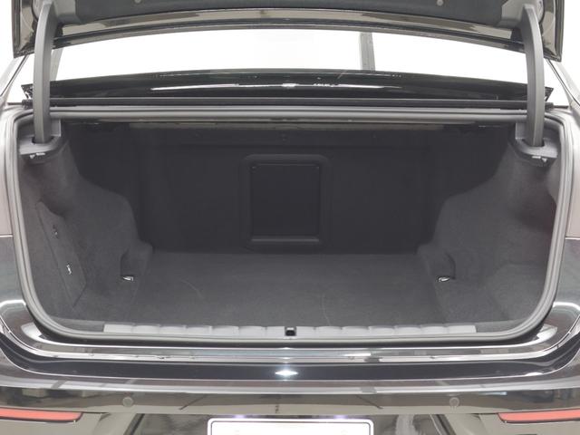 ｉ７ ｘＤｒｉｖｅ　６０　エクセレンス　認定中古車　２年保証　リヤエンターテイメント　パノラマルーフ　２０インチＡＷ　オットマン　レザーシート　アクティブクルーズコントロール　Ｂ＆Ｗサウンドシステム　全周囲カメラ　衝突軽減　車線逸脱（16枚目）