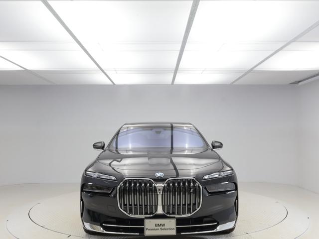 ｉ７ ｘＤｒｉｖｅ　６０　エクセレンス　認定中古車　２年保証　リヤエンターテイメント　パノラマルーフ　２０インチＡＷ　オットマン　レザーシート　アクティブクルーズコントロール　Ｂ＆Ｗサウンドシステム　全周囲カメラ　衝突軽減　車線逸脱（23枚目）