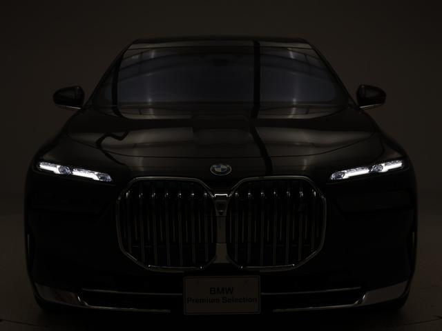 ｉ７ ｘＤｒｉｖｅ　６０　エクセレンス　認定中古車　２年保証　リヤエンターテイメント　パノラマルーフ　２０インチＡＷ　オットマン　レザーシート　アクティブクルーズコントロール　Ｂ＆Ｗサウンドシステム　全周囲カメラ　衝突軽減　車線逸脱（24枚目）