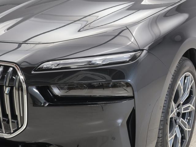 ｉ７ ｘＤｒｉｖｅ　６０　エクセレンス　認定中古車　２年保証　リヤエンターテイメント　パノラマルーフ　２０インチＡＷ　オットマン　レザーシート　アクティブクルーズコントロール　Ｂ＆Ｗサウンドシステム　全周囲カメラ　衝突軽減　車線逸脱（26枚目）