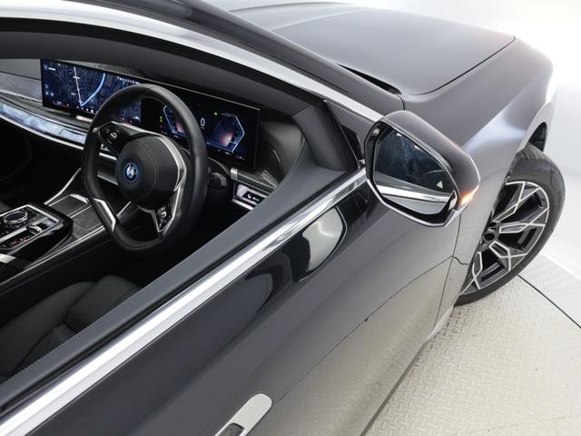 ｉ７ ｘＤｒｉｖｅ　６０　エクセレンス　認定中古車　２年保証　リヤエンターテイメント　パノラマルーフ　２０インチＡＷ　オットマン　レザーシート　アクティブクルーズコントロール　Ｂ＆Ｗサウンドシステム　全周囲カメラ　衝突軽減　車線逸脱（29枚目）