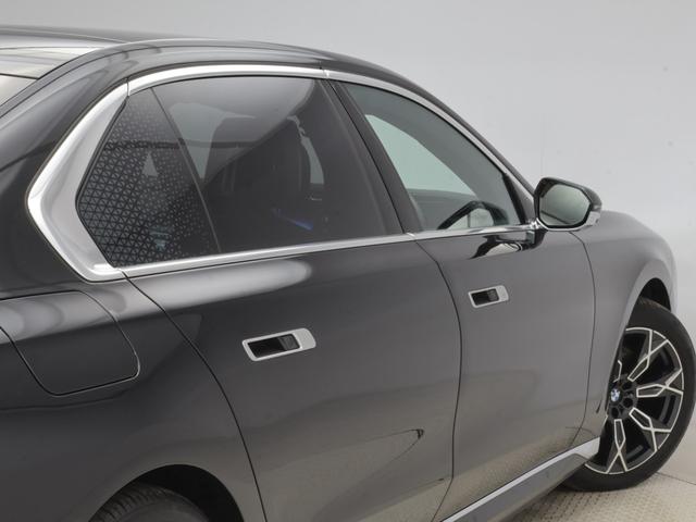 ｉ７ ｘＤｒｉｖｅ　６０　エクセレンス　認定中古車　２年保証　リヤエンターテイメント　パノラマルーフ　２０インチＡＷ　オットマン　レザーシート　アクティブクルーズコントロール　Ｂ＆Ｗサウンドシステム　全周囲カメラ　衝突軽減　車線逸脱（31枚目）