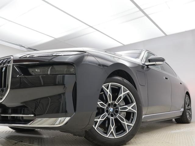 ｉ７ ｘＤｒｉｖｅ　６０　エクセレンス　認定中古車　２年保証　リヤエンターテイメント　パノラマルーフ　２０インチＡＷ　オットマン　レザーシート　アクティブクルーズコントロール　Ｂ＆Ｗサウンドシステム　全周囲カメラ　衝突軽減　車線逸脱（33枚目）