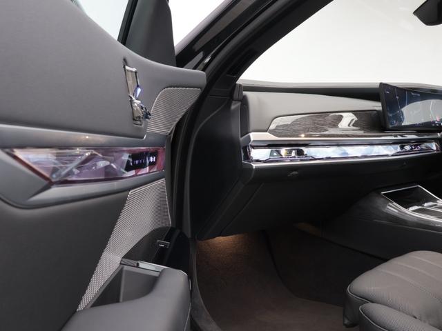 ｉ７ ｘＤｒｉｖｅ　６０　エクセレンス　認定中古車　２年保証　リヤエンターテイメント　パノラマルーフ　２０インチＡＷ　オットマン　レザーシート　アクティブクルーズコントロール　Ｂ＆Ｗサウンドシステム　全周囲カメラ　衝突軽減　車線逸脱（45枚目）