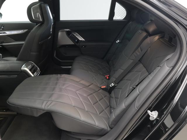 ｉ７ ｘＤｒｉｖｅ　６０　エクセレンス　認定中古車　２年保証　リヤエンターテイメント　パノラマルーフ　２０インチＡＷ　オットマン　レザーシート　アクティブクルーズコントロール　Ｂ＆Ｗサウンドシステム　全周囲カメラ　衝突軽減　車線逸脱（62枚目）