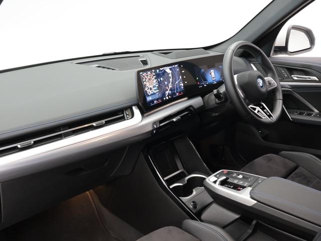 iX1 eDrive 20 Mスポーツ 認定中古車 2年保証 18インチAW アクティブクルーズコントロール ヘッドアップディスプレイ 全周囲カメラ アダプティブLED 衝突軽減 電動リヤゲート コンフォートアクセス フロントシートヒーター(4枚目)