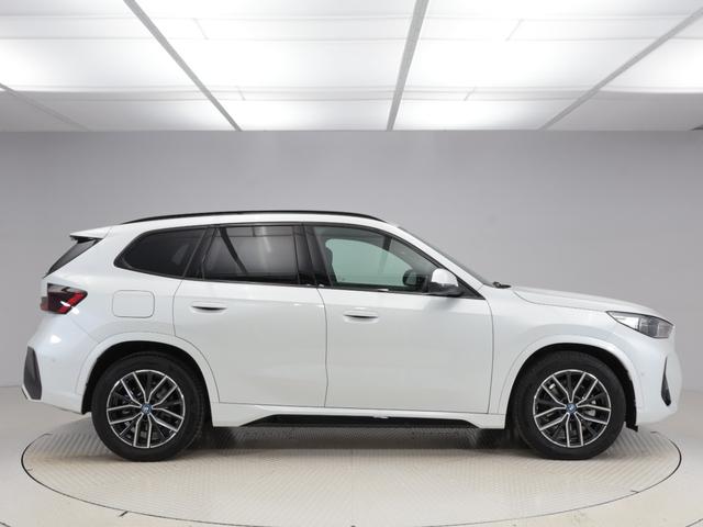 iX1 eDrive 20 Mスポーツ 認定中古車 2年保証 18インチAW アクティブクルーズコントロール ヘッドアップディスプレイ 全周囲カメラ アダプティブLED 衝突軽減 電動リヤゲート コンフォートアクセス フロントシートヒーター(6枚目)