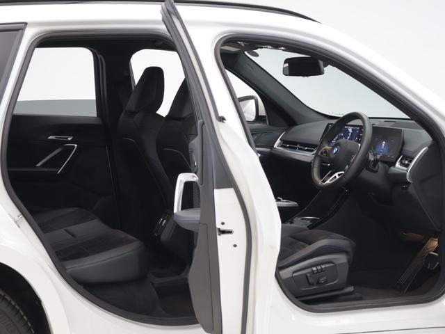 iX1 eDrive 20 Mスポーツ 認定中古車 2年保証 18インチAW アクティブクルーズコントロール ヘッドアップディスプレイ 全周囲カメラ アダプティブLED 衝突軽減 電動リヤゲート コンフォートアクセス フロントシートヒーター(42枚目)