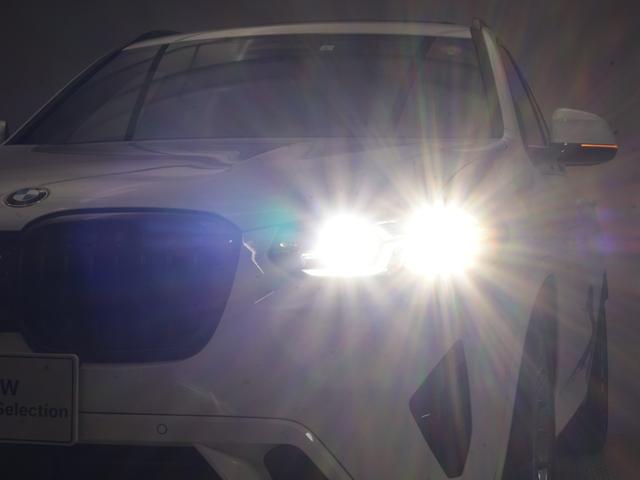 ��A�_�v�e�B�u�k�d�c�w�b�h���C�g�̓X�e�A�����O�z�C�[���̐؂�p�ɍ��킹�ăR�[�i�[�̐�܂ŏƂ炵�Ă���܂��B�܂��A��Ԓ��ł��X�e�A�����O�z�C�[���ɍ��킹�����Ă���܂��B