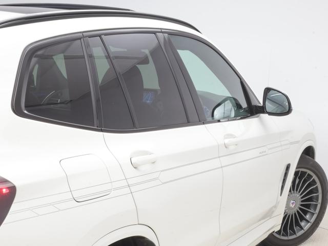 �a�l�v�̃R�[�|���[�g�A�C�f���e�B�e�B�ł���z�t�}�C�X�^�[�E�L���N�Ƃ́A�b�s���[���t�����g�̕����Ɍ����Ă�������������I�ȃf�U�C���ŁA�O�i����Ƃ����C���[�W�𕂂��΂��Ă���܂��B