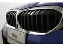 ♪BMWの代名詞といえるキドニー・グリル、一目でそれと分かる精悍な顔立ち。ホフマイスターキンクやキャラクターラインと呼ばれる側面デザインにより前傾姿勢を強調したスタイルは、走りを重視したBMWならでは