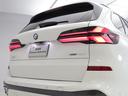 L字型テールライトは、BMWのコーポレートアイデンティティーのひとつです。アルピンホワイトのボディカラーにひときわ輝きます。