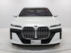 ♪ＢＭＷの代名詞といえるキドニー・グリル、一目でそれと分かる精悍な顔立ち。ホフマイスターキンクやキャラクターラインと呼ばれる側面デザインにより前傾姿勢を強調したスタイルは、走りを重視したＢＭＷならでは 2