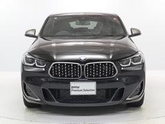 ♪ＢＭＷの代名詞といえるキドニー・グリル、一目でそれと分かる精悍な顔立ち。ホフマイスターキンクやキャラクターラインと呼ばれる側面デザインにより前傾姿勢を強調したスタイルは、走りを重視したＢＭＷならでは 2