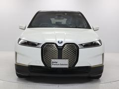 ♪ＢＭＷの代名詞といえるキドニー・グリル、一目でそれと分かる精悍な顔立ち。ホフマイスターキンクやキャラクターラインと呼ばれる側面デザインにより前傾姿勢を強調したスタイルは、走りを重視したＢＭＷならでは 2