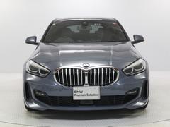 ♪ＢＭＷの代名詞といえるキドニー・グリル、一目でそれと分かる精悍な顔立ち。ホフマイスターキンクやキャラクターラインと呼ばれる側面デザインにより前傾姿勢を強調したスタイルは、走りを重視したＢＭＷならでは 2