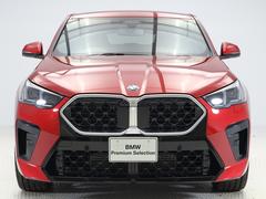 ♪ＢＭＷの代名詞といえるキドニー・グリル、一目でそれと分かる精悍な顔立ち。ホフマイスターキンクやキャラクターラインと呼ばれる側面デザインにより前傾姿勢を強調したスタイルは、走りを重視したＢＭＷならでは 3