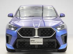 ♪ＢＭＷの代名詞といえるキドニー・グリル、一目でそれと分かる精悍な顔立ち。ホフマイスターキンクやキャラクターラインと呼ばれる側面デザインにより前傾姿勢を強調したスタイルは、走りを重視したＢＭＷならでは 3