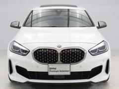 ♪ＢＭＷの代名詞といえるキドニー・グリル、一目でそれと分かる精悍な顔立ち。ホフマイスターキンクやキャラクターラインと呼ばれる側面デザインにより前傾姿勢を強調したスタイルは、走りを重視したＢＭＷならでは 3