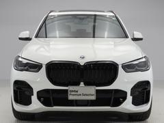 ♪ＢＭＷの代名詞といえるキドニー・グリル、一目でそれと分かる精悍な顔立ち。ホフマイスターキンクやキャラクターラインと呼ばれる側面デザインにより前傾姿勢を強調したスタイルは、走りを重視したＢＭＷならでは 3
