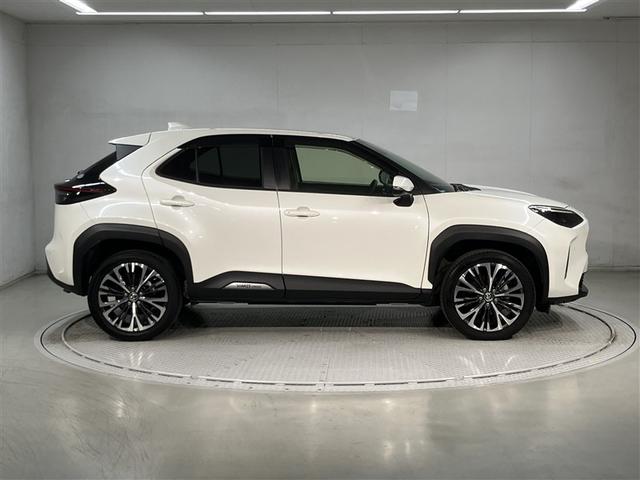 ヤリスクロス Ｚ　バックモニタ　横滑り防止システム　イモビ　カーテンエアバッグ　ＴＶ　クルーズＣ　エアコン　スマートキ－　アルミ　地デジ　キーフリー　パワステ　ダブルエアバック　ＬＥＤヘット　エアバッグ　ＡＢＳ（3枚目）