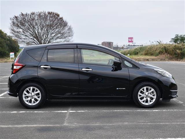 ノート e-パワー X クリソナ SDナビゲーション 横滑防止装置 運転席助手席エアバック 地デジ AUTOエアコン DVD再生 ナビTV 運転席エアバッグ キーレスエントリー ETC車載器 アイドリングストップ パワステ(7枚目)