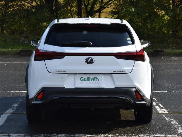 ＵＸ ＵＸ２５０ｈ　Ｆスポーツ　ハイビームアシスト　アイスト　ブルートゥース　ＵＳＢ接続　シートＨ　フルセグテレビ　ＬＥＤヘッドライト　ＬＫＡ　ＥＴＣ車載器　インテリキー　電動シート　横滑り防止　エアコン　ナビＴＶ　キーフリー　ＳＤ（3枚目）