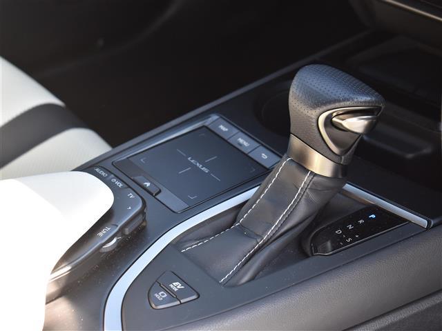 ＵＸ ＵＸ２５０ｈ　Ｆスポーツ　ハイビームアシスト　アイスト　ブルートゥース　ＵＳＢ接続　シートＨ　フルセグテレビ　ＬＥＤヘッドライト　ＬＫＡ　ＥＴＣ車載器　インテリキー　電動シート　横滑り防止　エアコン　ナビＴＶ　キーフリー　ＳＤ（20枚目）