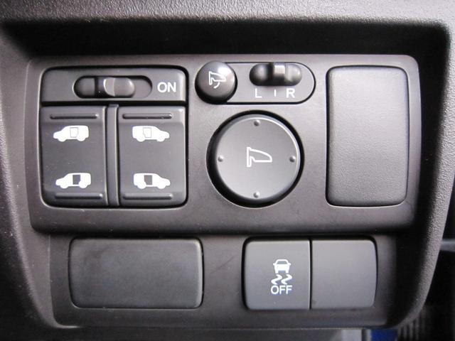 フリード G プレミアムエディション 社外ナビ/CD/DVD/フルセグ/Bluetooth/ETC/後席フリップダウンモニター/Bカメラ/両側自動ドア/ハーフレザー/スマートキー/クルーズコントロール/HIDライト/(16枚目)