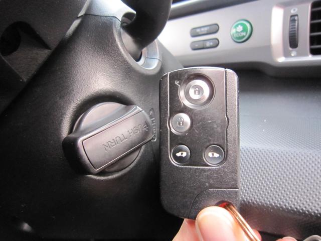 フリード G プレミアムエディション 社外ナビ/CD/DVD/フルセグ/Bluetooth/ETC/後席フリップダウンモニター/Bカメラ/両側自動ドア/ハーフレザー/スマートキー/クルーズコントロール/HIDライト/(17枚目)