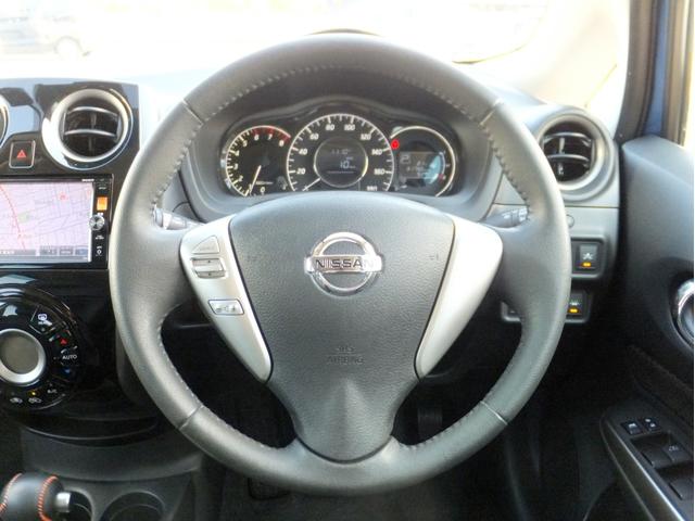 ノート メダリストＶセレクション＋セーフティＩＩ　純正ナビ／アラウンドビューカメラ／ＣＤ／ＤＶＤ／フルセグ／Ｂｌｕｅｔｏｏｔｈオーディオ／ＥＴＣ／ドラレコ／エマージェンシーブレーキ／ＬＥＤライト／エコスーパーチャージャー／ハーフレザー／前後センサー／（4枚目）