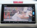 ハイブリッド　プレミアムエディション　純正ナビ／フリップダウンモニター／ＣＤ／ＤＶＤ／フルセグ／Ｂｌｕｅｔｏｏｔｈオーディオ／Ｂカメラ／ＥＴＣ／クルーズコントロール／両側自動ドア／ハーフレザー／スマートキー／ＨＩＤライト／フォグ／（22枚目）