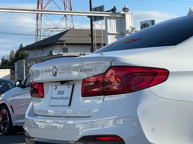 ５４０ｉ　Ｍスポーツパッケージ　セレクトパッケージ　黒革　ガラスサンルーフ　電動トランク　ヘッドアップディスプレイ　１９インチＡＷ　アクティブクルコン　ドライビングアシスト　ＨＤＤナビ　フルセグＴＶ　全周囲カメラ　１オナ　禁煙車(16枚目)