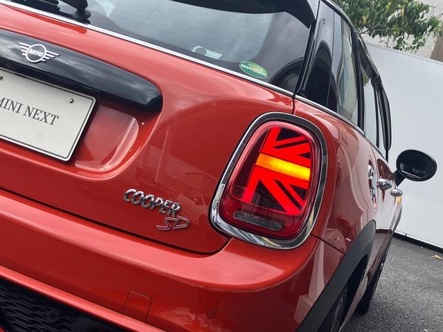 ＭＩＮＩ クーパーＳＤ　２オーナー　ペッパーパッケージ　黒１７インチアルミ　タッチパネル式ＨＤＤナビ　バックカメラ　ＡＣＣ　パーキングアシスト　ドライビングアシスト　ユニオンジャックテール（11枚目）
