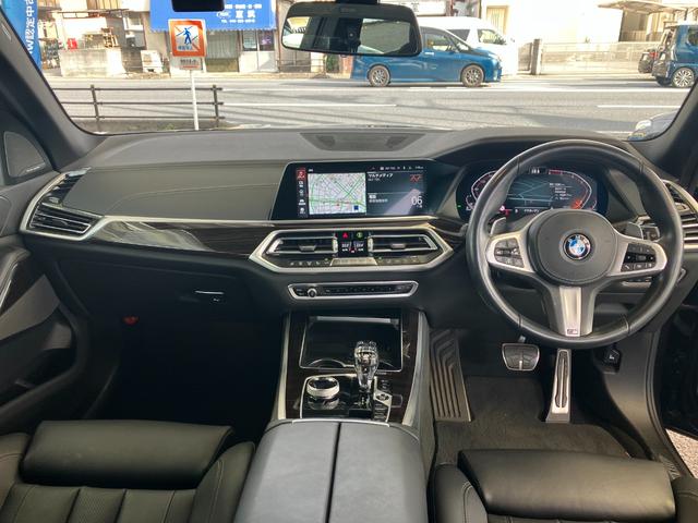 レザーシートやウッドパネルなど高級感漂う室内もＸ５の魅力です！