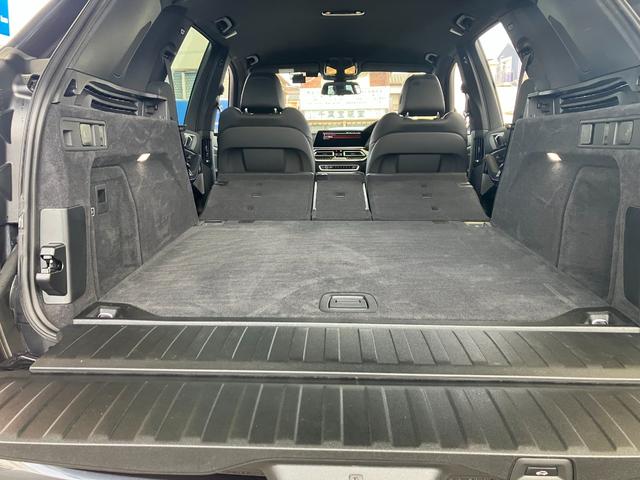 ラゲッジルームの広さもＸ５の魅力です！後席の背もたれを倒すと更に広大なスペースが！