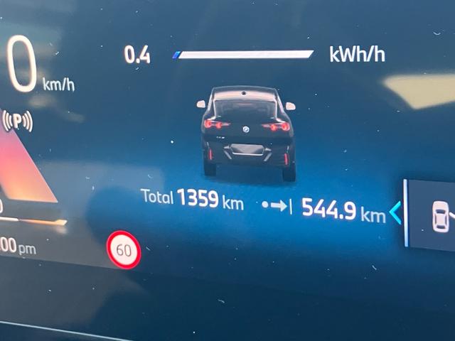 iX2 xDrive 30 Mスポーツ 新車保証付 レンタカー登録弊社デモカー ガラスサンルーフ タッチパネル式HDDナビ フロント+サイド+バック+トップビューカメラ ACC ヘッドアップディスプレイ(4枚目)