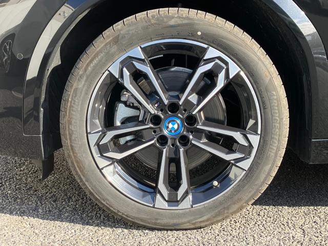 iX2 xDrive 30 Mスポーツ 新車保証付 レンタカー登録弊社デモカー ガラスサンルーフ タッチパネル式HDDナビ フロント+サイド+バック+トップビューカメラ ACC ヘッドアップディスプレイ(14枚目)